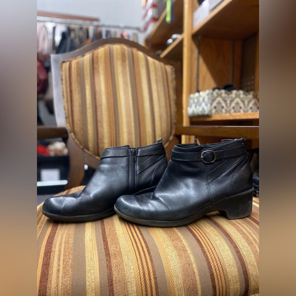 🛍️  Clarks Sz. 8.5 Black Leather Boot